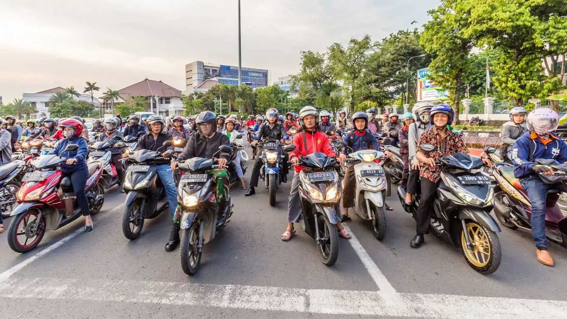 Pengendara motor bersama SEWAMOTOR